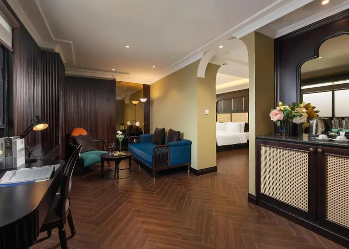 May De Ville Crown Hotel